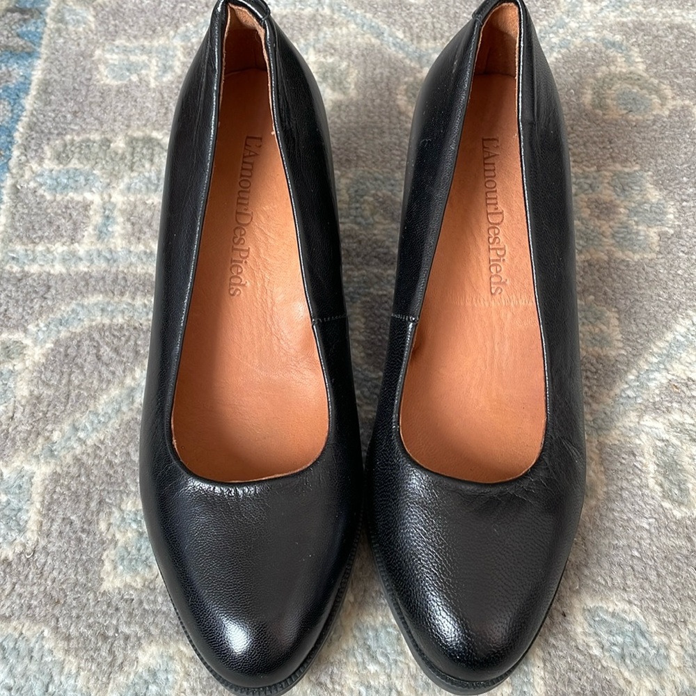 L’AmourDesPieds black pump. New without box Size 6-1/2.